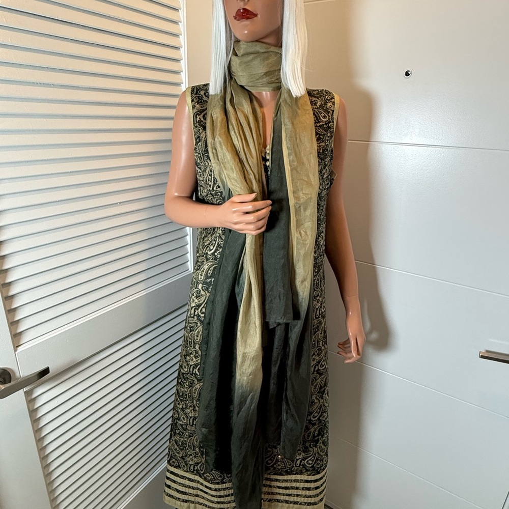 Elegant Black and Gold Paisley Kurta Set. - Picture 2 of 13